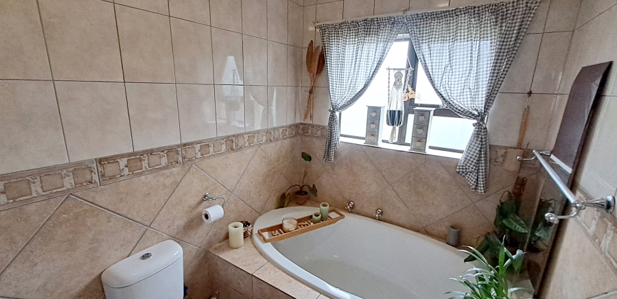5 Bedroom Property for Sale in Reebok Western Cape